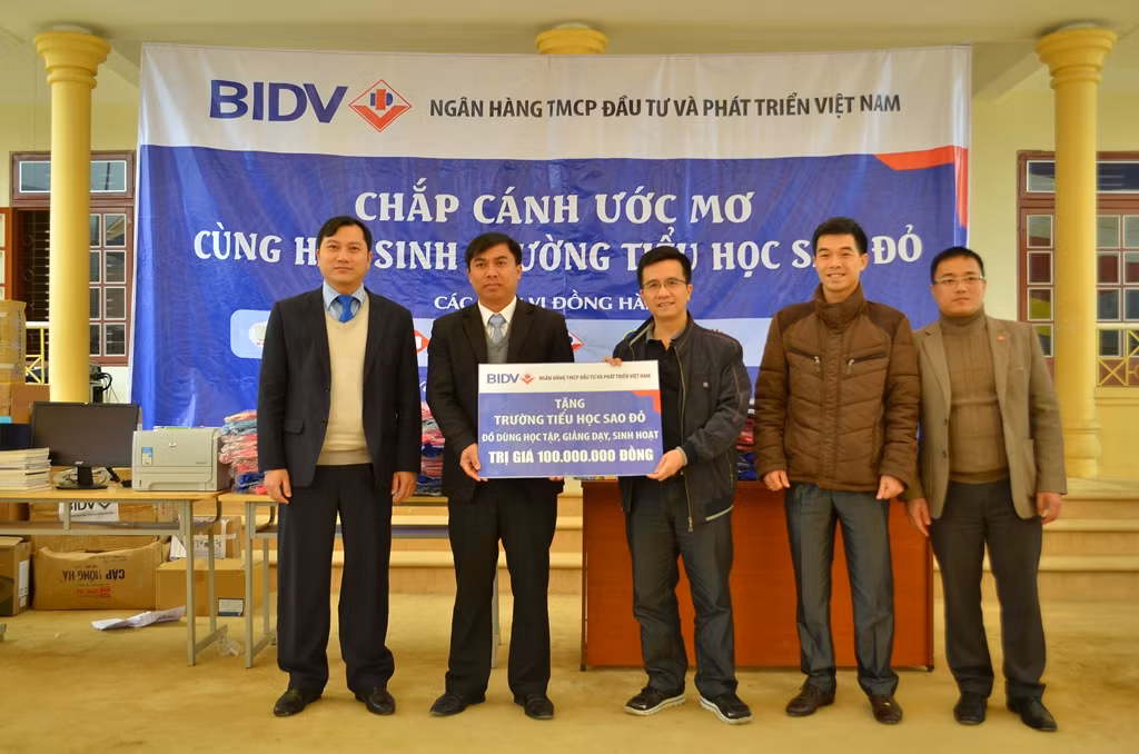 Ngân hàng BIDV trao tặng đồ dùng học tập, giảng dạy, sinh hoạt trị giá 100 triệu đồng. Ngân hàng BIDV trao tặng đồ dùng học tập, giảng dạy, sinh hoạt trị giá 100 triệu đồng.