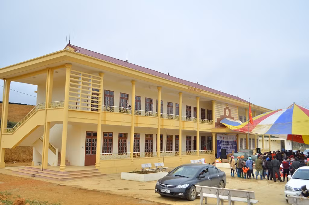Khuôn viên rộng rãi hiện đại của ngôi trường được Ngân hàng BIDV tài trợ xây dựng. Khuôn viên rộng rãi hiện đại của ngôi trường được Ngân hàng BIDV tài trợ xây dựng.
