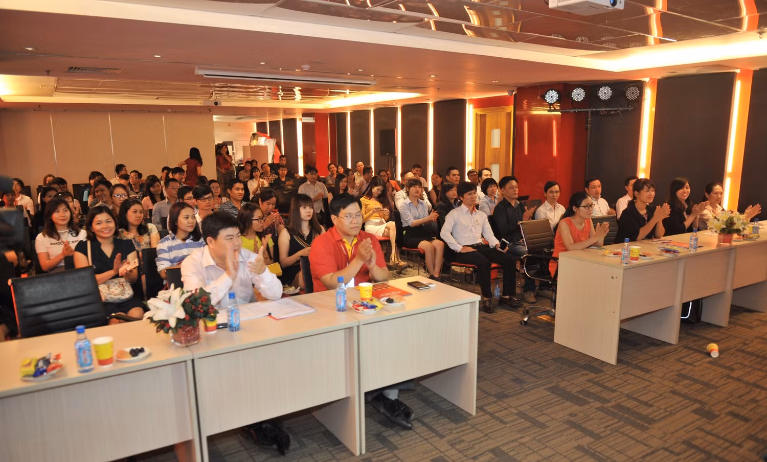 Lễ quay thưởng Chương trình siêu khuyến mại “Vui tiệc cổ tích – Cùng đón bất ngờ" có sự tham gia của lãnh đạo Hãng hàng không Vietjet và đông đảo hành khách. Lễ quay thưởng Chương trình siêu khuyến mại “Vui tiệc cổ tích – Cùng đón bất ngờ" có sự tham gia của lãnh đạo Hãng hàng không Vietjet và đông đảo hành khách.
