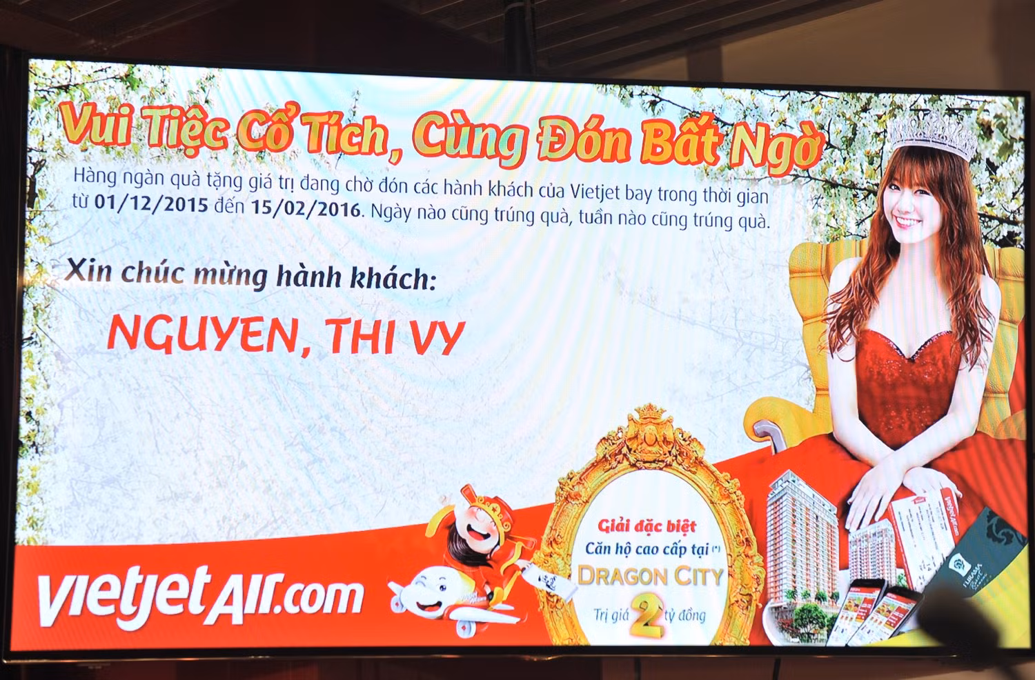 Nữ hành khách Nguyễn Thị Vi đã may mắn trúng thưởng căn hộ trị giá 2 tỷ đồng Nữ hành khách Nguyễn Thị Vi đã may mắn trúng thưởng căn hộ trị giá 2 tỷ đồng