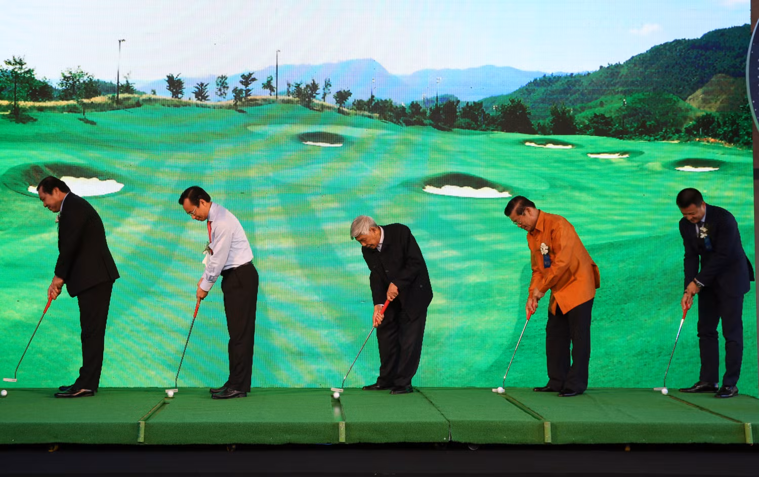 Các đại biểu thực hiện nghi thức khai trương sân Golf.