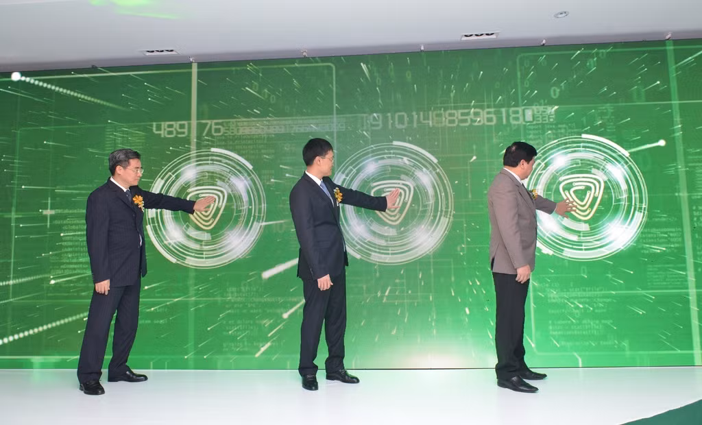 Lãnh đạo Vietcombank, Đảng ủy khối DNTW và Ngân hàng Nhà nước bấm nút khai trương Vietcombank Digital Lab - Ảnh nguồn Vietcombank.