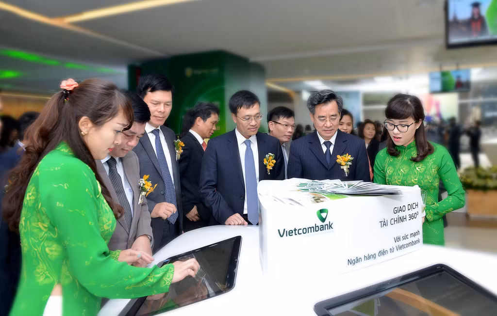 Các đại biểu tham quan và trải nghiệm dịch vụ Vietcombank Digital Lab.