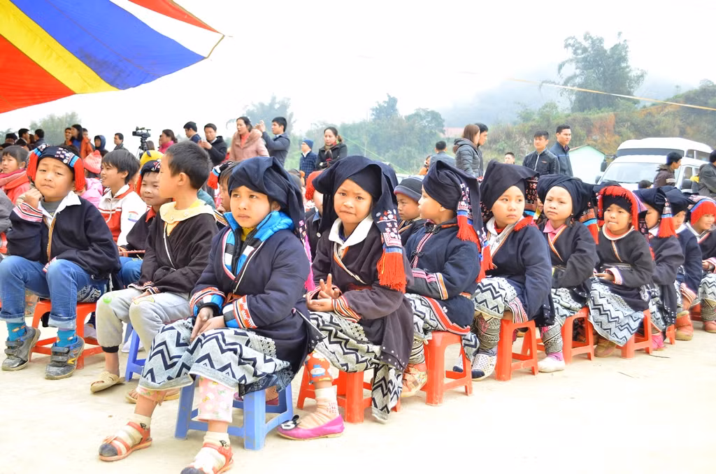 Học sinh trường tiểu học Sao Đỏ chủ yếu là con em đồng bào dân tộc thiểu số đời sống còn khó khăn. Học sinh trường tiểu học Sao Đỏ chủ yếu là con em đồng bào dân tộc thiểu số đời sống còn khó khăn.