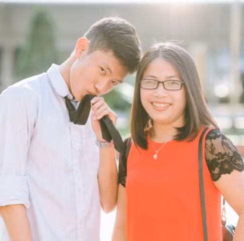 Nam sinh Hà Tĩnh cùng cô giáo dạy môn Hóa học. Nam sinh Hà Tĩnh cùng cô giáo dạy môn Hóa học.