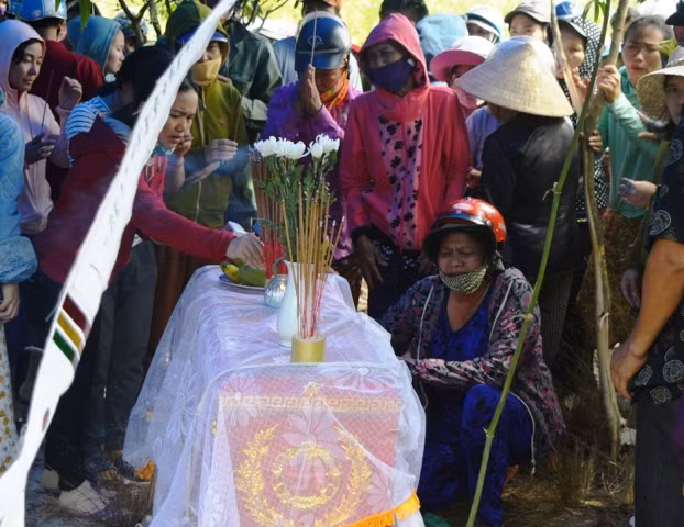 Hàng nghìn người dân, hàng xóm đã có mặt tại hiện trường, theo dõi, thắp hương cầu mong cho vong linh của Nghĩa được siêu thoát. (Ảnh: V.Đ) Hàng nghìn người dân, hàng xóm đã có mặt tại hiện trường, theo dõi, thắp hương cầu mong cho vong linh của Nghĩa được siêu thoát. (Ảnh: V.Đ)