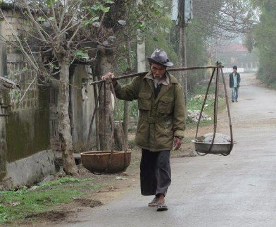 Bức ảnh với thông điệp: Dù cho cái lạnh của mùa đông có làm người ta tím tái đi và che chắn cho mình những bộ đồ ấm áp trên cơ thể thì đôi bàn chân lạnh buốt của cha vẫn cố bước tiếp để con có cuộc sống tốt. 14.352 lượt like, gần 1.000 lượt chia sẻ của các thành viên cho người cha đáng kính của chúng ta.