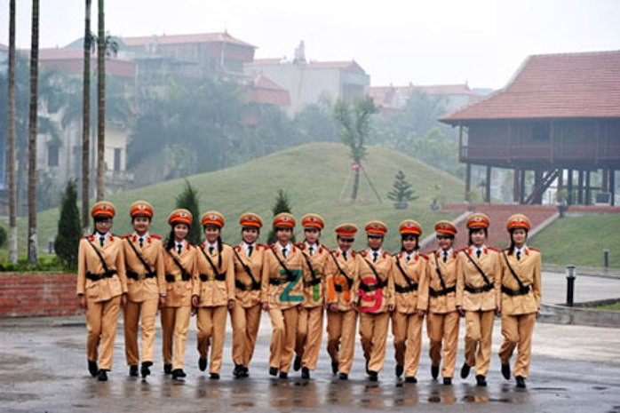 Các cô gái trong đồng phục nữ cảnh sát giao thông.