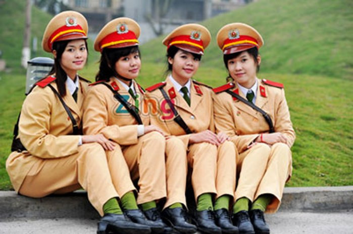 Các cô gái duyên dáng bên khuôn viên trường. Tại HV CSND, bên cạnh những tòa nhà hiện đại, sân thể dục rộng rãi, sinh viên còn có những đồi cỏ nhân tạo rất đẹp.