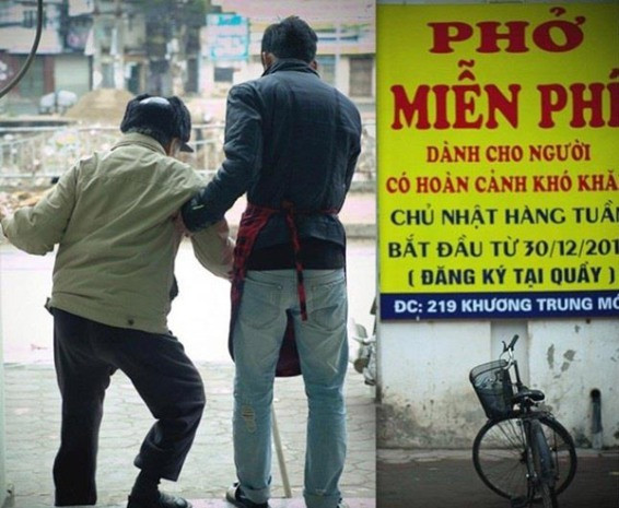 Một trong số nhiều hành động đẹp tại quán phở số 219 Khương Trung Mới, Thanh Xuân, Hà Nội, nơi có những bát phở miễn phí dành cho những người có hoàn cảnh khó khăn vào sáng chủ nhật hàng tuần đã nhanh chóng nhận được 13.745 lượt like chỉ sau 2 ngày.