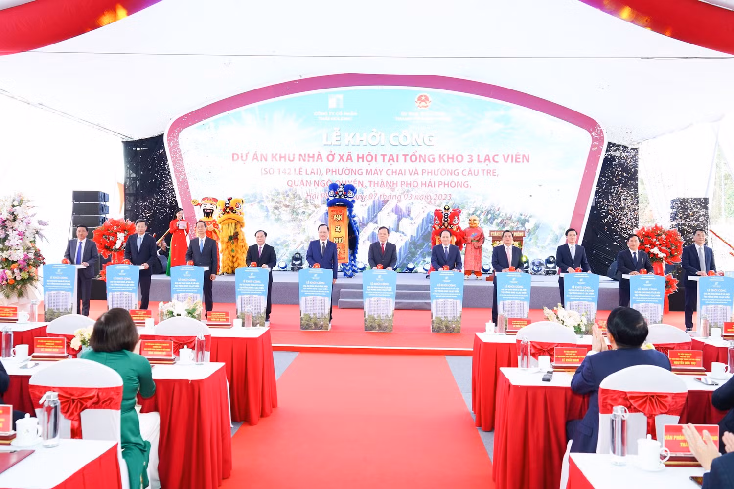 Các đại biểu nhấn nút khởi công dự án (Ảnh: CTV)