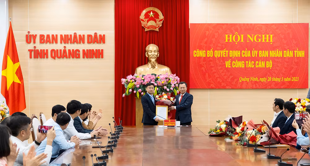 Ông Cao Tường Huy, Quyền Chủ tịch Uỷ ban nhân dân tỉnh Quảng Ninh (bên phải) trao quyết định bổ nhiệm ông Nguyễn Đức Tiệp giữ chức vụ Hiệu trưởng Trường Đại học Hạ Long. (Ảnh: CTV) Ông Cao Tường Huy, Quyền Chủ tịch Uỷ ban nhân dân tỉnh Quảng Ninh (bên phải) trao quyết định bổ nhiệm ông Nguyễn Đức Tiệp giữ chức vụ Hiệu trưởng Trường Đại học Hạ Long. (Ảnh: CTV)