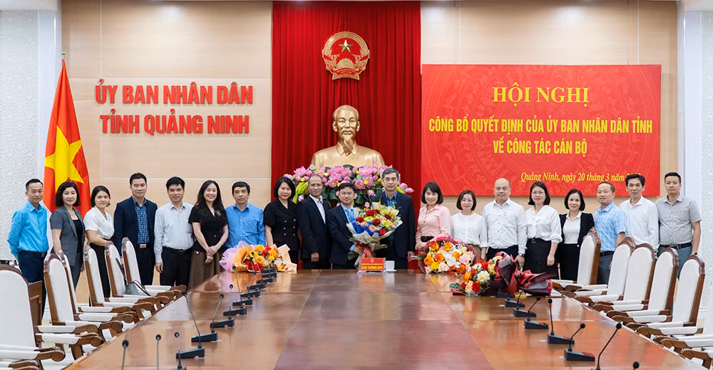 Tân Hiệu trưởng cùng tập thể lãnh đạo, cán bộ Trường Đại học Hạ Long. (Ảnh: CTV) Tân Hiệu trưởng cùng tập thể lãnh đạo, cán bộ Trường Đại học Hạ Long. (Ảnh: CTV)
