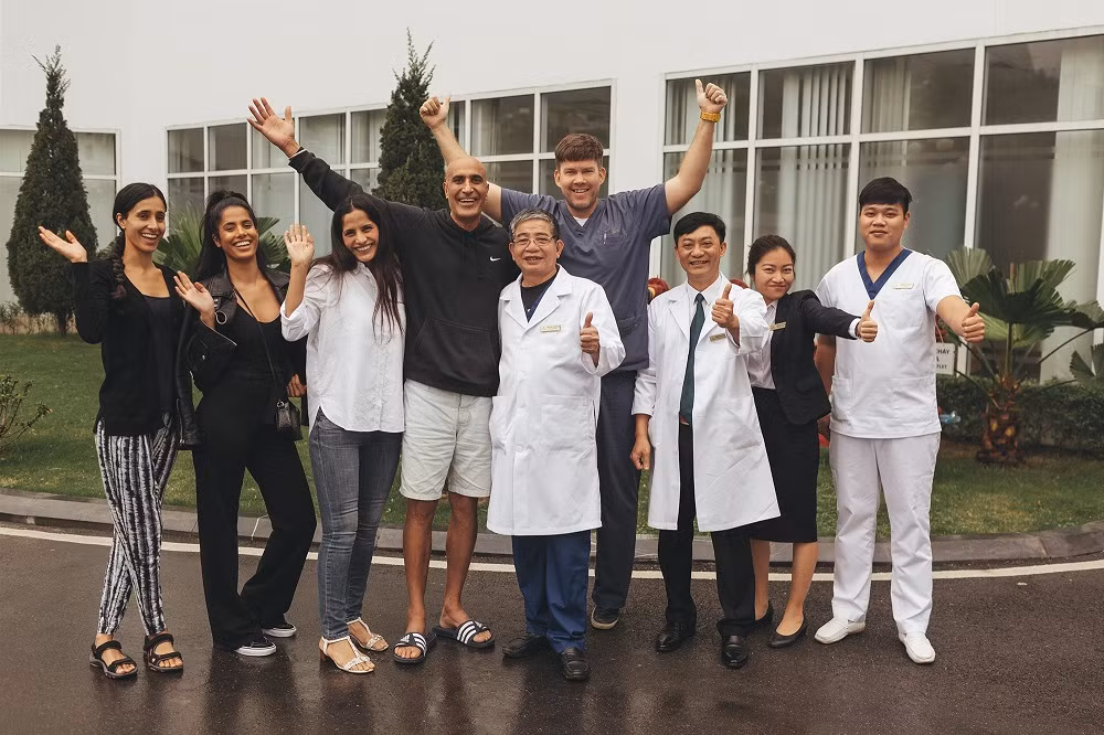 Ông David Sigh cùng người thân và các bác sĩ Vinmec Hạ Long khi ông xuất viện và bay đi nghỉ dưỡng tại Phú Quốc sau phẫu thuật.