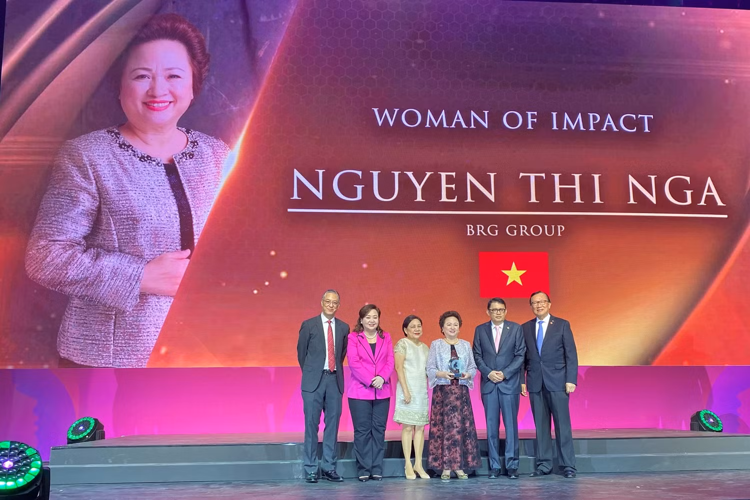 Doanh nhân Nguyễn Thị Nga được vinh danh Woman of Impact Awards tại Philippines.