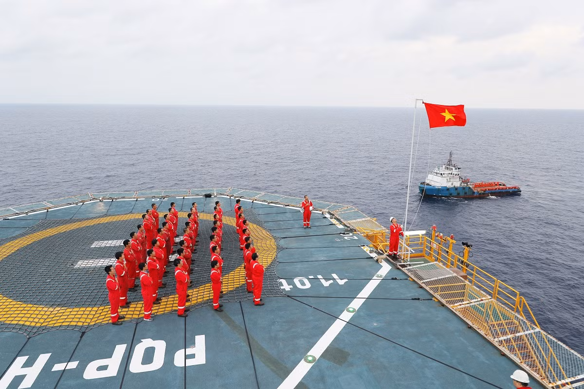 Chào cờ trên giàn khoan.