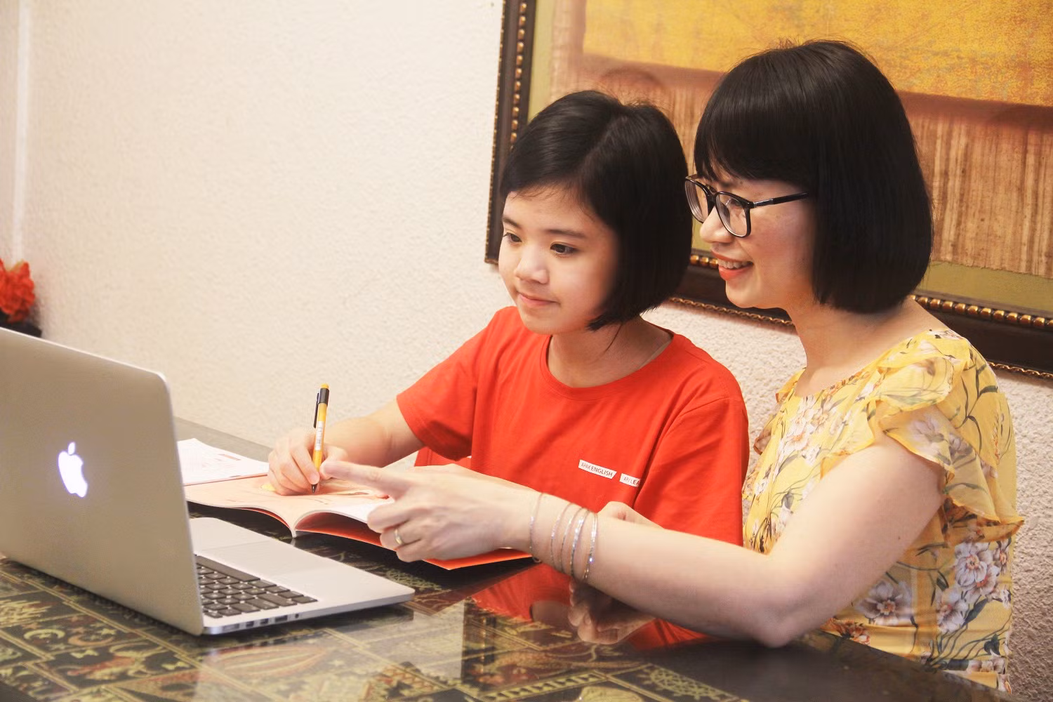 Phụ huynh cùng con học trực tuyến ESL-LIVE tại nhà.