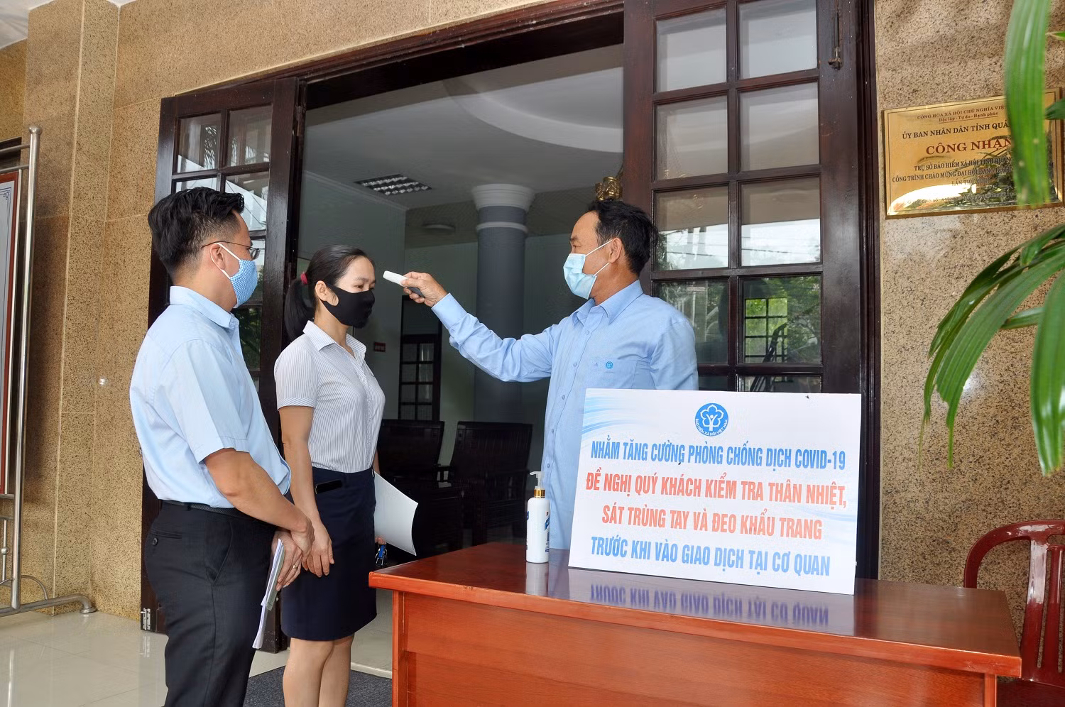 Bảo hiểm xã hội tỉnh Quảng Nam thực hiện công tác kiểm soát dịch ngay tại cơ quan.