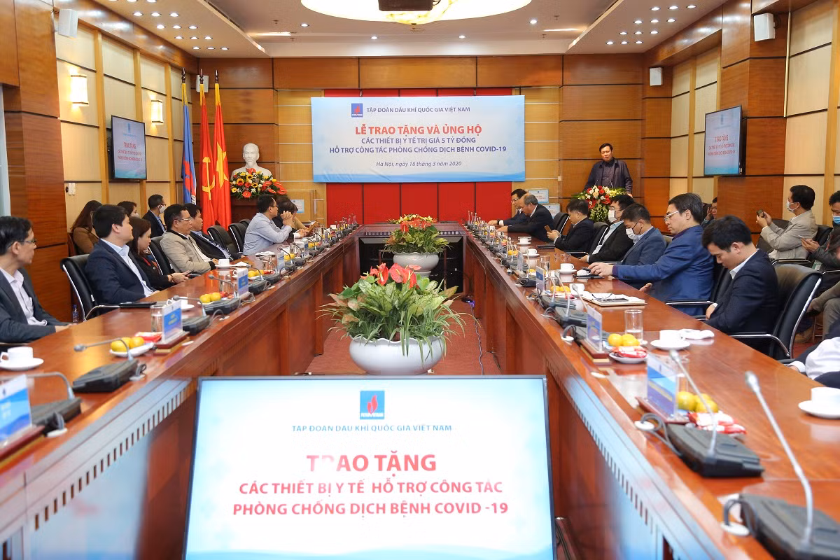 Toàn cảnh buổi lễ PVN trao tặng các thiết bị y tế hỗ trợ công tác phòng chống dịch bệnh Covid-19.