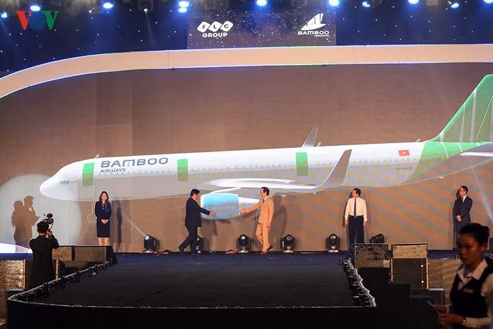 Tối ngày 18/8, Bamboo Airways hứa hẹn thực hiện chuyến bay thương mại đầu tiên vào ngày 10/10, nhưng buộc hãng này phải lùi vì chưa được cấp phép. Ảnh: VOV.