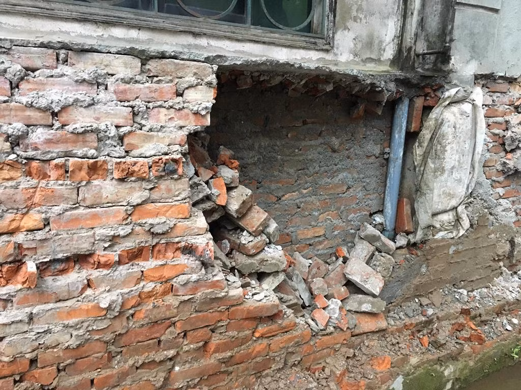 Phần móng của nhà một người dân liền kề dự án FLC Twin Towers bị khoét sâu vì đơn vị thi công phá tường rào. Ảnh: V.P.