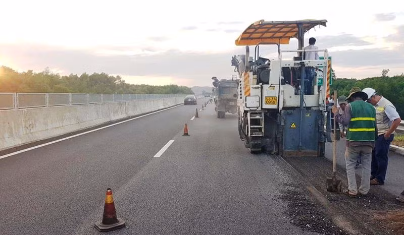 Cao tốc Đà Nẵng - Quảng Ngãi được đầu tư 34.500 tỷ đồng tại một số vị trí đang được cào lên để rải thảm lại. Ảnh: TT.