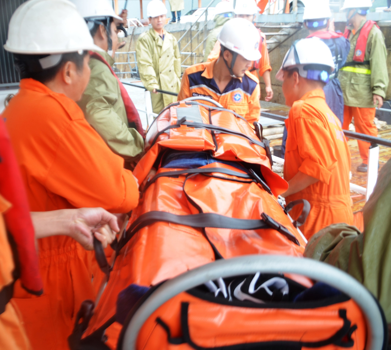 Thủy thủ Trung Quốc gặp nạn trên biển được đưa vào bờ cấp cứu. Ảnh: DaNang MRCC Thủy thủ Trung Quốc gặp nạn trên biển được đưa vào bờ cấp cứu. Ảnh: DaNang MRCC