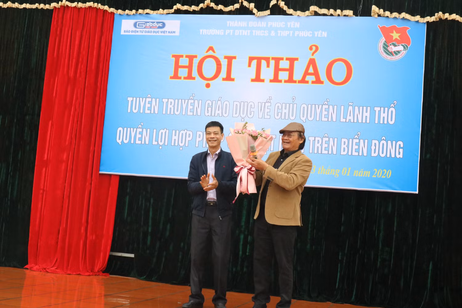 Thầy Nguyễn Văn Trung - Phó Hiệu trưởng phụ trách nhà trường tặng hoa và gửi lời cảm ơn đến Tiến sĩ Trần Công Trục và Báo điện tử Giáo dục Việt Nam đã tổ chức buổi hội thảo đầy ý nghĩa này. Thông qua buổi hội thảo này không chỉ học sinh mà bản thân đội ngũ thầy cô giáo, cán bộ toàn trường cũng được trang bị nhiều kiến thức, hiểu đầy đủ, chính xác về chủ quyền lãnh thổ quyền lợi hợp pháp của Việt Nam trên Biển Đông. Qua đó, thầy cũng mong muốn mỗi em học sinh phải tích cực học tập, trau dồi kiến thức, hoàn thành tốt nghĩa vụ của mình. Để từ đó góp phần xây dựng quê hương đất nước tươi đẹp, giàu mạnh hơn. Ảnh: Đỗ Thơm