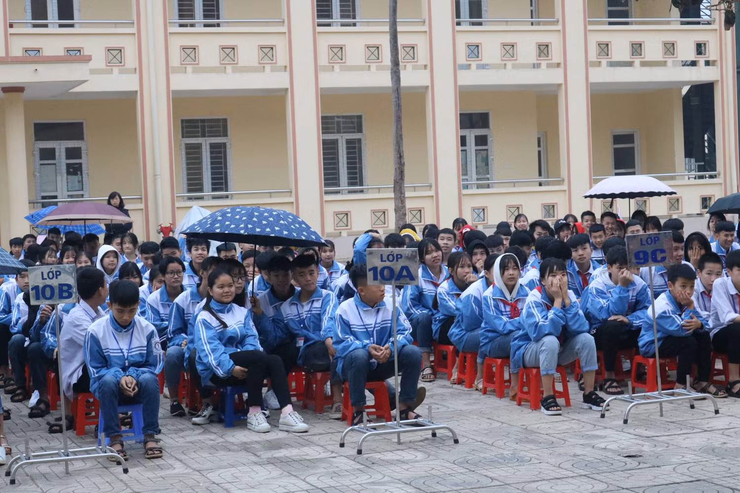 Dù trời có mưa nhỏ nhưng hơn 500 học sinh của trường vẫn hào hứng lắng nghe chia sẻ của Ông Biển Đông và đặt nhiều câu hỏi liên quan. Ảnh: Đỗ Thơm