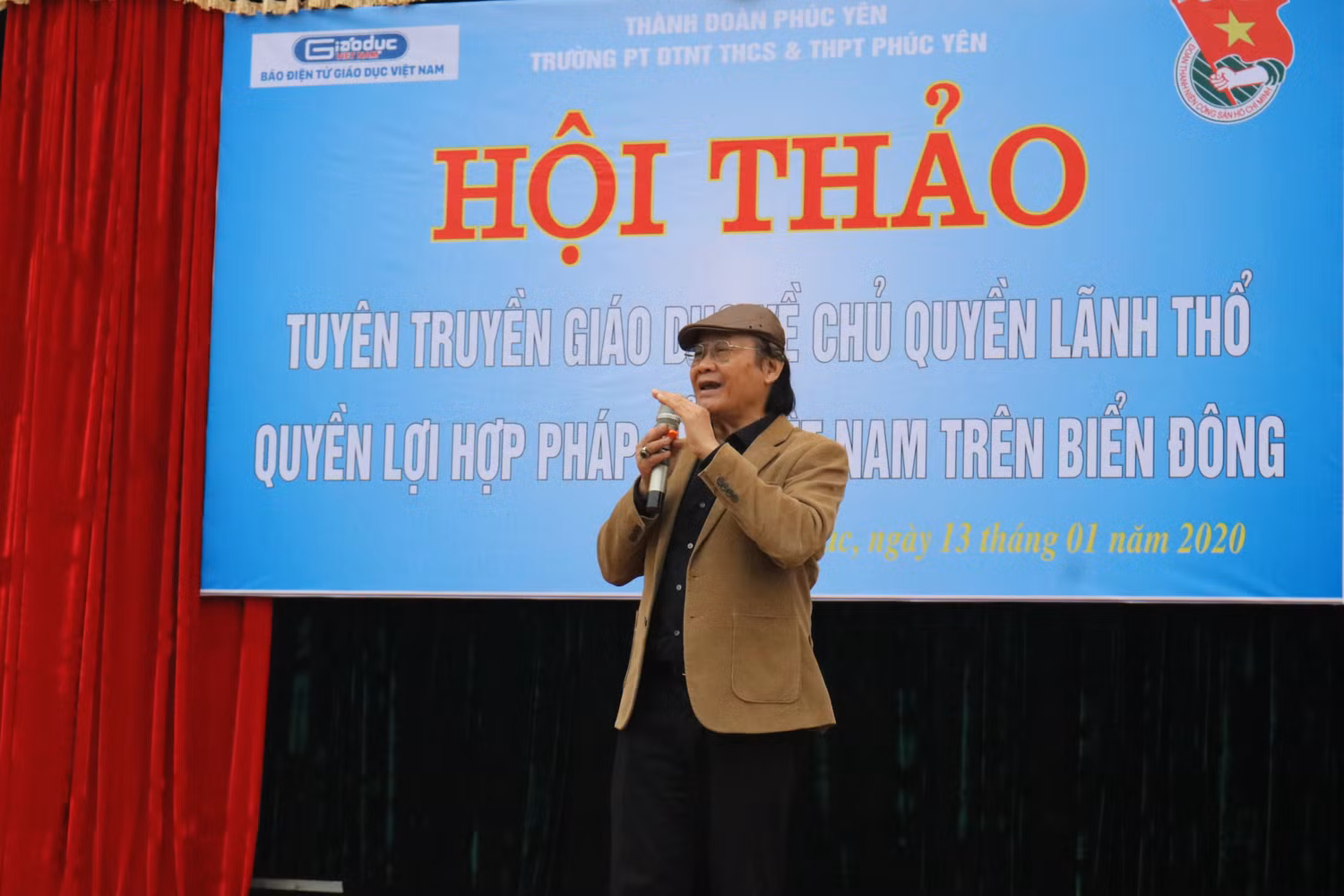 Ông Biển Đông đã dành hơn 2 giờ đồng hồ nói chuyện với học sinh, giáo viên của Trường phổ thông dân tộc nội trú Trung học cơ sở và Trung học phổ thông Phúc Yên về chủ quyền lãnh thổ quyền lợi hợp pháp của Việt Nam trên Biển Đông. Ảnh: Đỗ Thơm