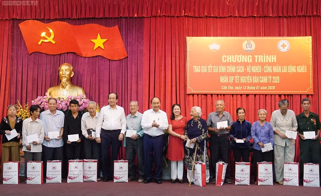 Thủ tướng: Không để ai khó khăn trong dịp Tết
