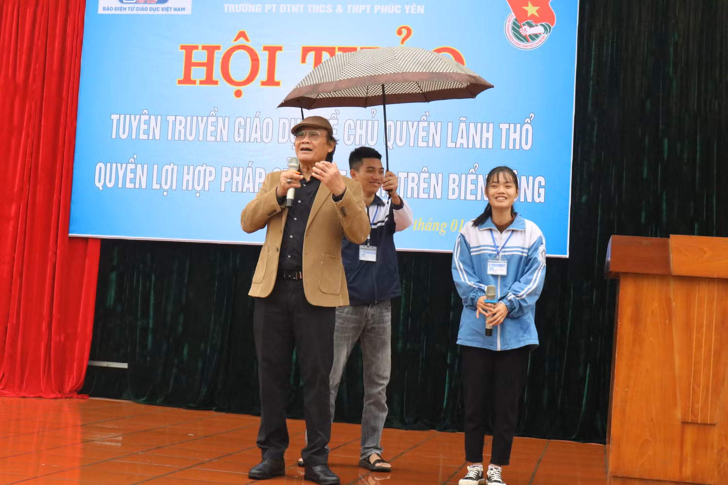 Tiến sĩ Trần Công Trục trả lời câu hỏi của nữ sinh lớp 12. Ảnh: Đỗ Thơm