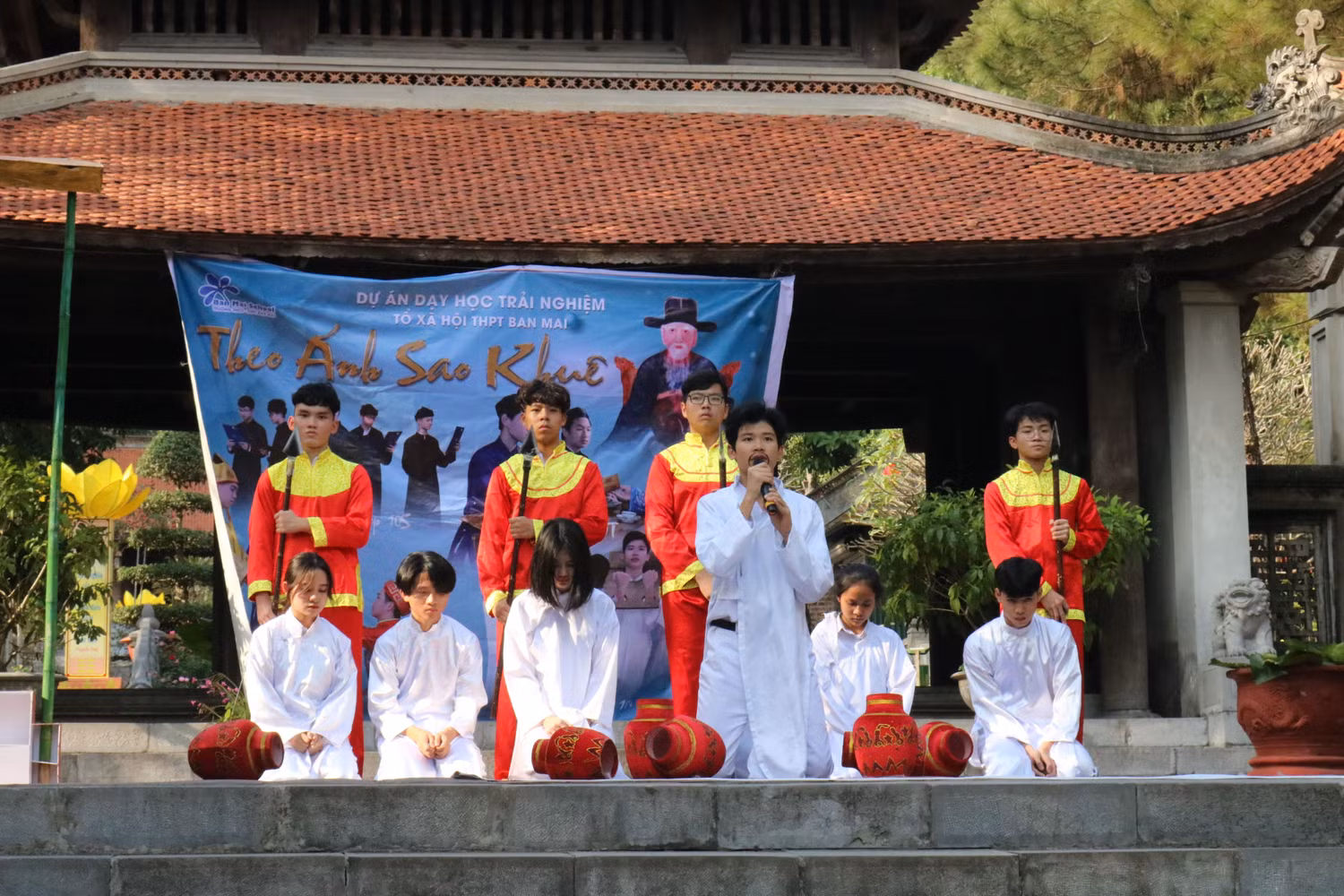 Phân cảnh Nguyễn Trãi uống vò rượu dân làng gửi tặng như lời tiễn biệt ông trước giờ ra đi trong màn Vụ án Lệ Chi Viên do lớp 10i thể hiện. Ảnh: Đỗ Thơm Phân cảnh Nguyễn Trãi uống vò rượu dân làng gửi tặng như lời tiễn biệt ông trước giờ ra đi trong màn Vụ án Lệ Chi Viên do lớp 10i thể hiện. Ảnh: Đỗ Thơm