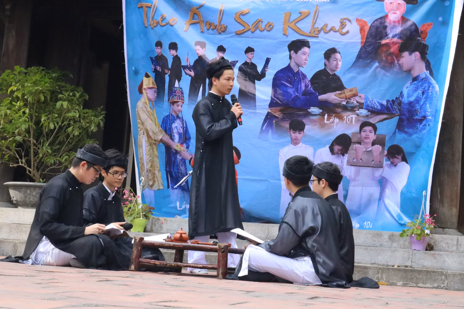 Màn Bút tích Thái Sinh của tập thể lớp 10S. Ảnh: Đỗ Thơm Màn Bút tích Thái Sinh của tập thể lớp 10S. Ảnh: Đỗ Thơm