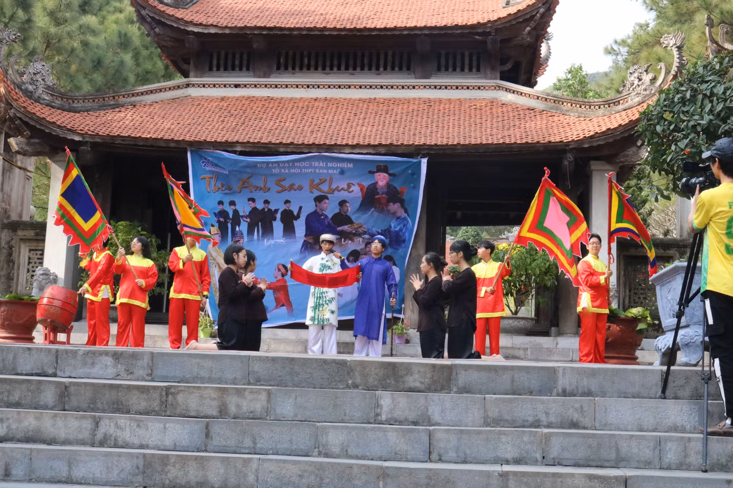 Phân cảnh Nguyễn Trãi đọc Cáo Bình Ngô trong màn Lam Sơn Đại sự do tập thể lớp 10T thể hiện. Ảnh: Đỗ Thơm Phân cảnh Nguyễn Trãi đọc Cáo Bình Ngô trong màn Lam Sơn Đại sự do tập thể lớp 10T thể hiện. Ảnh: Đỗ Thơm