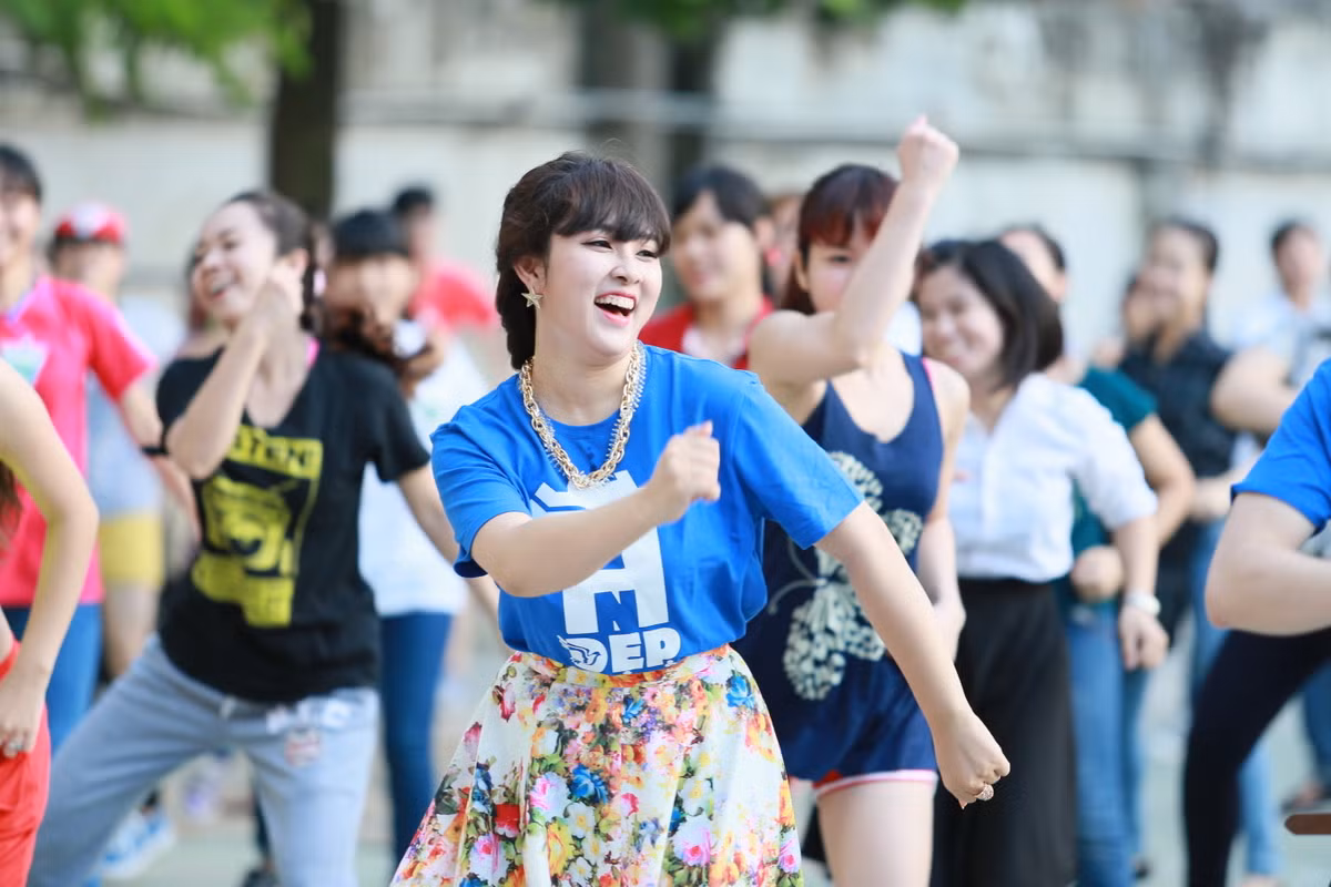 Bảo Trâm idol diện váy ngắn, "cháy" hết mình. Bảo Trâm idol diện váy ngắn, "cháy" hết mình.