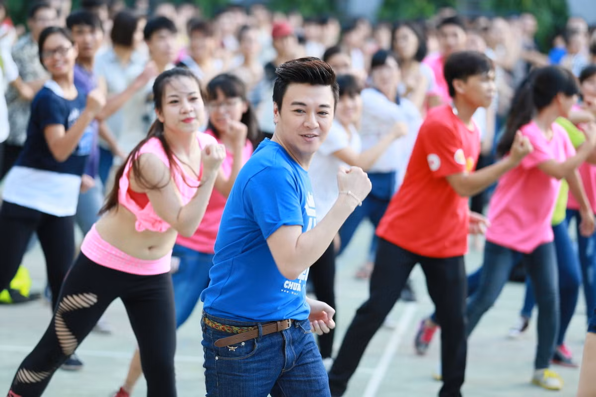 Ca sĩ, MC Phan Anh đang “điên cuồng” theo từng giai điệu vang lên. Ca sĩ, MC Phan Anh đang “điên cuồng” theo từng giai điệu vang lên.