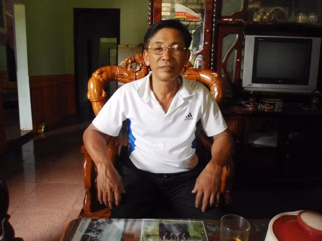 Ông Việt đang kể lại những ngày tham gia chiến đấu chống Mỹ cứu nước Ông Việt đang kể lại những ngày tham gia chiến đấu chống Mỹ cứu nước