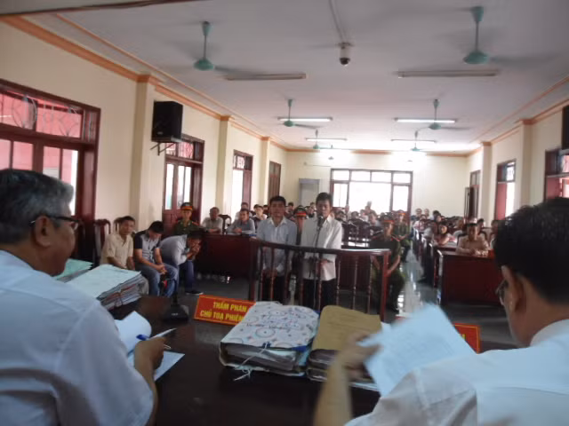 Bị cáo Hồ Văn Công và Hồ Văn Thành tại phiên xét xử phúc thẩm sáng nay 4/9 Bị cáo Hồ Văn Công và Hồ Văn Thành tại phiên xét xử phúc thẩm sáng nay 4/9