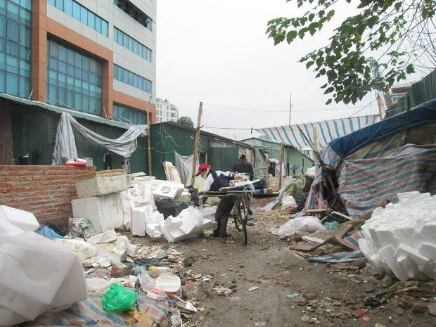 Con đường dẫn vào "xóm nhặt rác" trên phố Hoàng Cầu