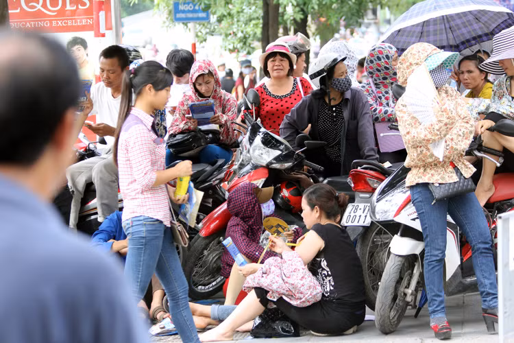 Muôn kiểu phụ huynh trốn nắng hè chờ con thi ảnh 8