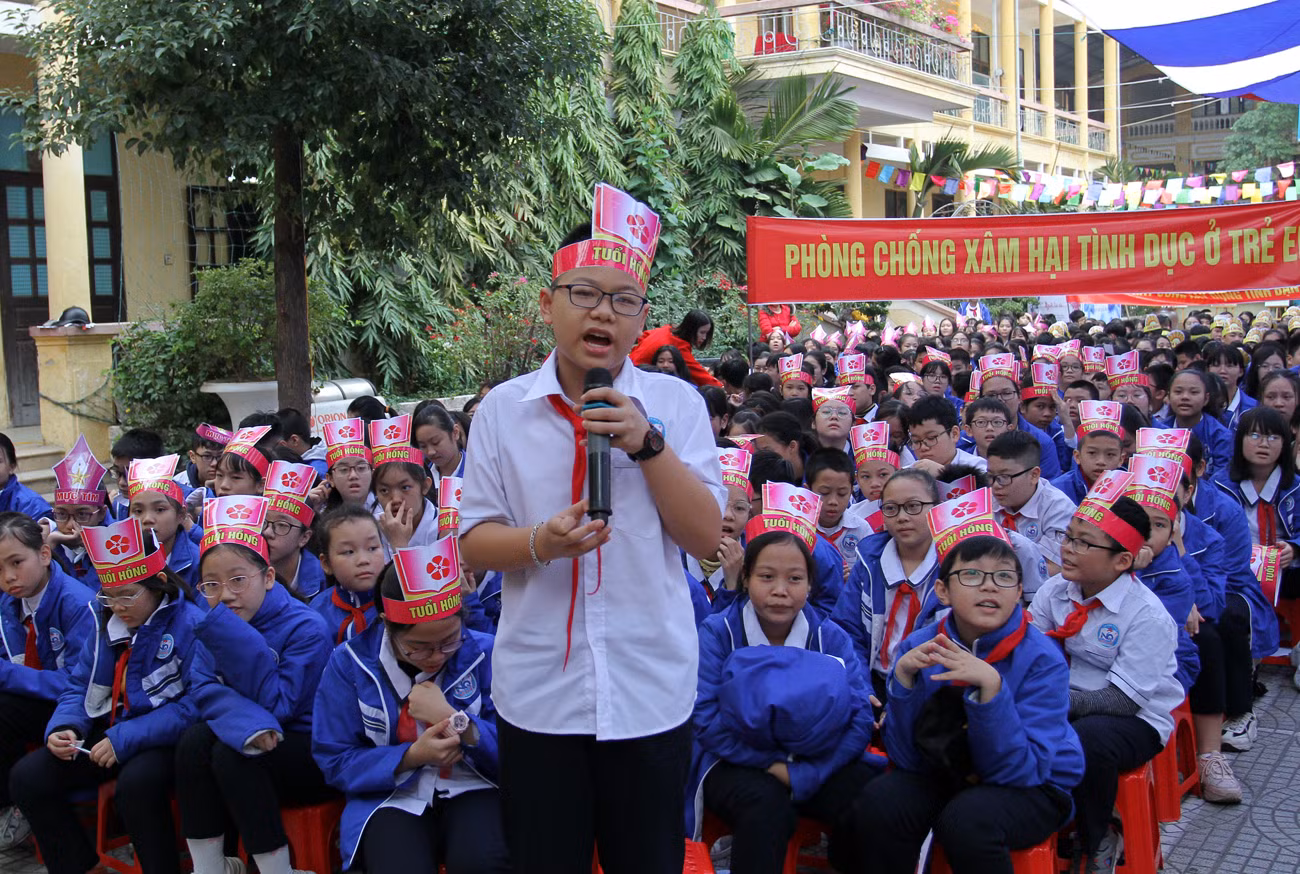 Các em học sinh đặt câu hỏi liên quan đến việc xây dựng tình bạn đẹp, phòng chống bạo lực học đường (Ảnh: Lã Tiến)