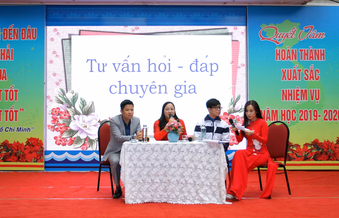 Tổ tư vấn trả lời, giải đáp những câu hỏi, thắc mắc của học sinh (Ảnh: Lã Tiến)