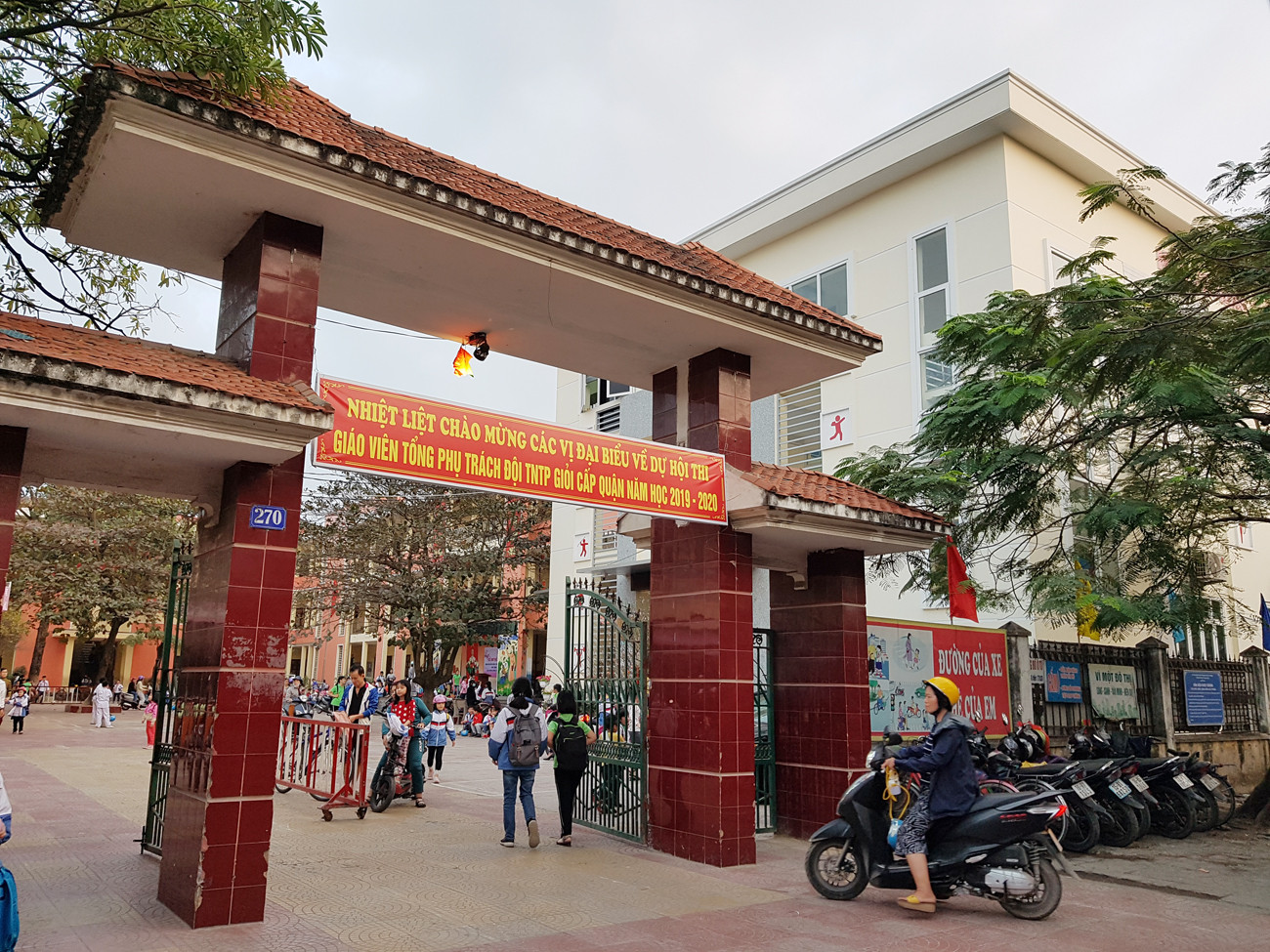 Phụ huynh Trường Tiểu học Nguyễn Du thắc mắc về việc xã hội hóa tại nhà trường (Ảnh: Lã Tiến)