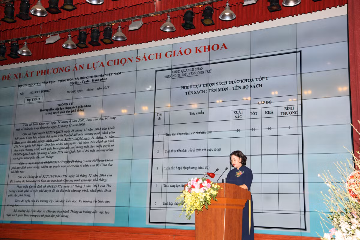 Cô giáo Nguyễn Thị Thắm, Hiệu trưởng Trường tiểu học Nguyễn Công Trứ đã đề xuất phương pháp lựa chọn sách giáo khoa (Ảnh: Lã Tiến) Cô giáo Nguyễn Thị Thắm, Hiệu trưởng Trường tiểu học Nguyễn Công Trứ đã đề xuất phương pháp lựa chọn sách giáo khoa (Ảnh: Lã Tiến)