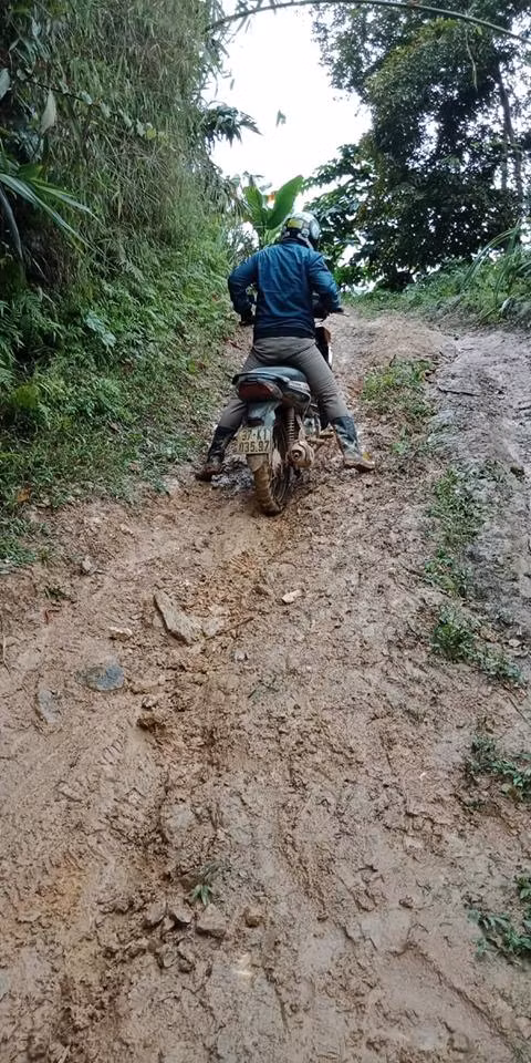 Đường đến trường của thầy giáo Quý.