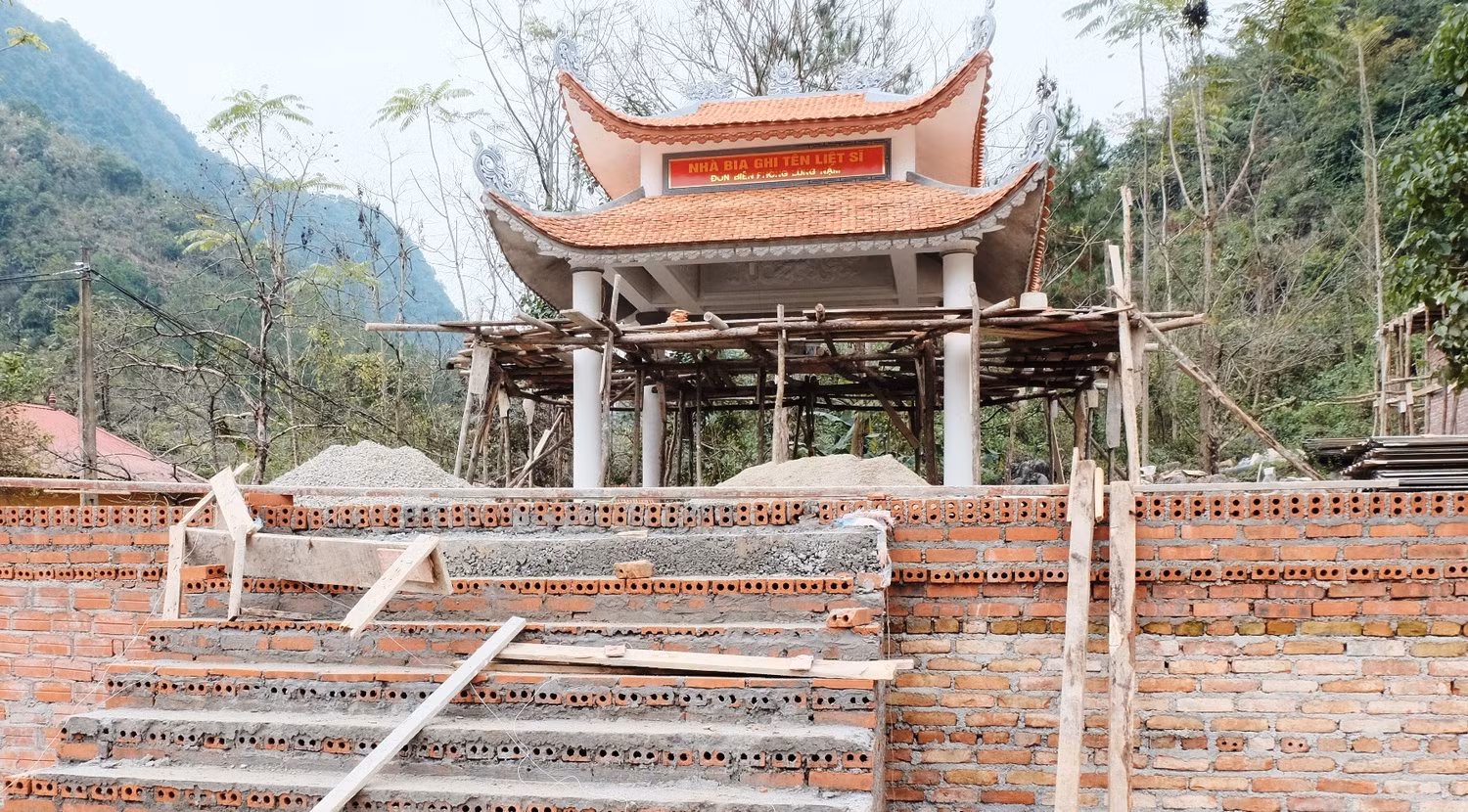 Nhà bia liệt sĩ Lũng Nặm mới sắp được hoàn thiện và khánh thành. (Ảnh: Lại Cường)