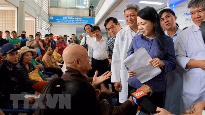 Bộ trưởng Nguyễn Thị Kim Tiến thăm hỏi bệnh nhân đang chờ khám bệnh tại Bệnh viện Chợ Rẫy Thành phố Hồ Chí Minh. (Ảnh: TTXVN)