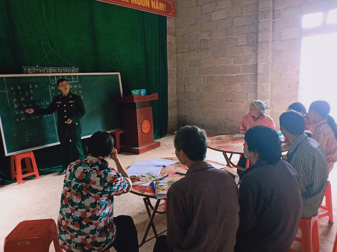 Chuyện thầy giáo Nùng giữa rẻo cao mây trắng, yêu học trò bằng tình người anh cả ảnh 4