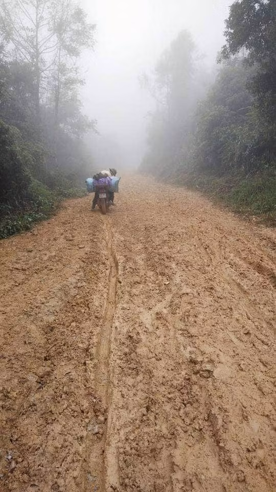 Trời mưa, đường không còn là đường nữa nhưng các thầy vẫn đến.
